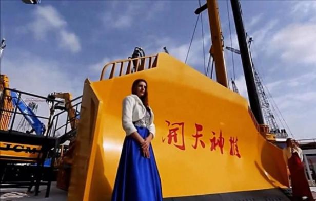 中国研发出一台世界最大马力的“开天神推”，一小时推土4500立方，十天可以推平一