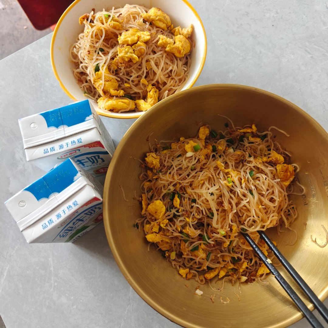 吃早餐了吗我的早餐来啦儿子早起给我炒的米粉 