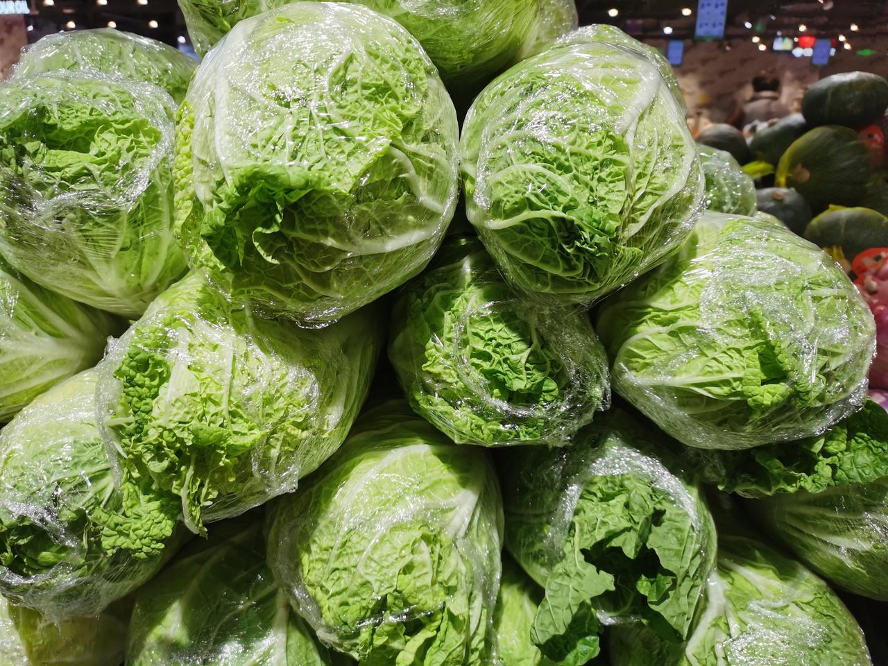 看看郑州今天的菜价
刚才去超市买菜，菠菜一元3毛一斤，大白菜一元8毛一斤，
大葱