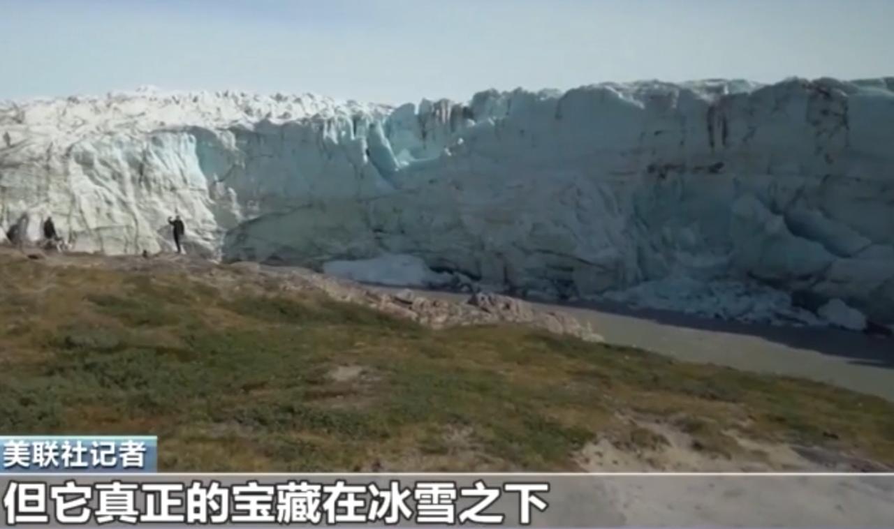 格陵兰岛的冰雪之下藏着巨大宝藏，据美国地质调查局公布，这里不仅有各类矿产，更蕴藏