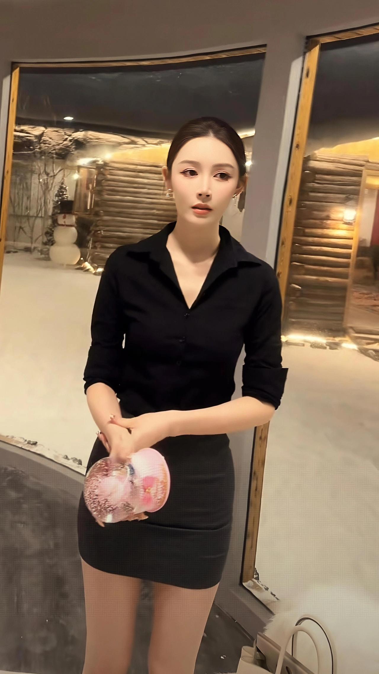 @敏敏💫 @小敏～ 
职业装 御姐 大长腿 美女