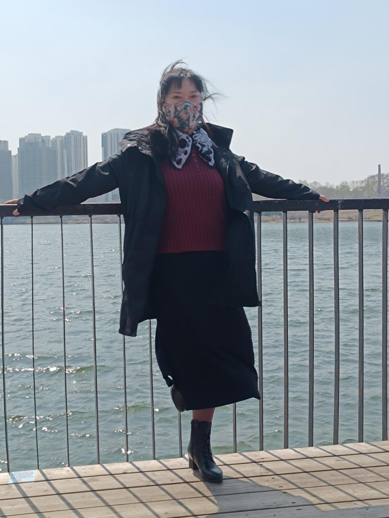 和爱人在公园漫步，不知不觉走到了河边。微风轻拂，河水泛起层层涟漪。我们停下脚步，