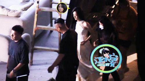 #狗仔江小宴拍的赵丽颖# 近日，狗仔江小宴捕捉到赵丽颖广告拍摄现场的身影，赵姐白