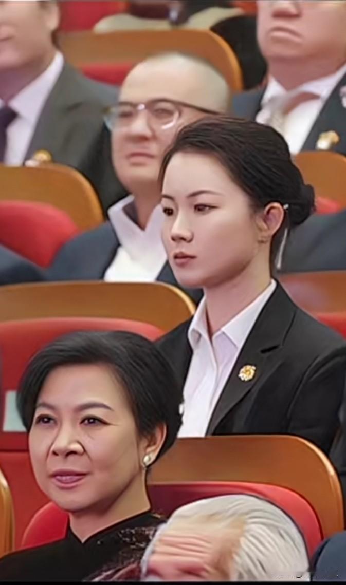 这才叫巾帼不让须眉，气场碾压，战力爆表，足以震慑任何不法分子。