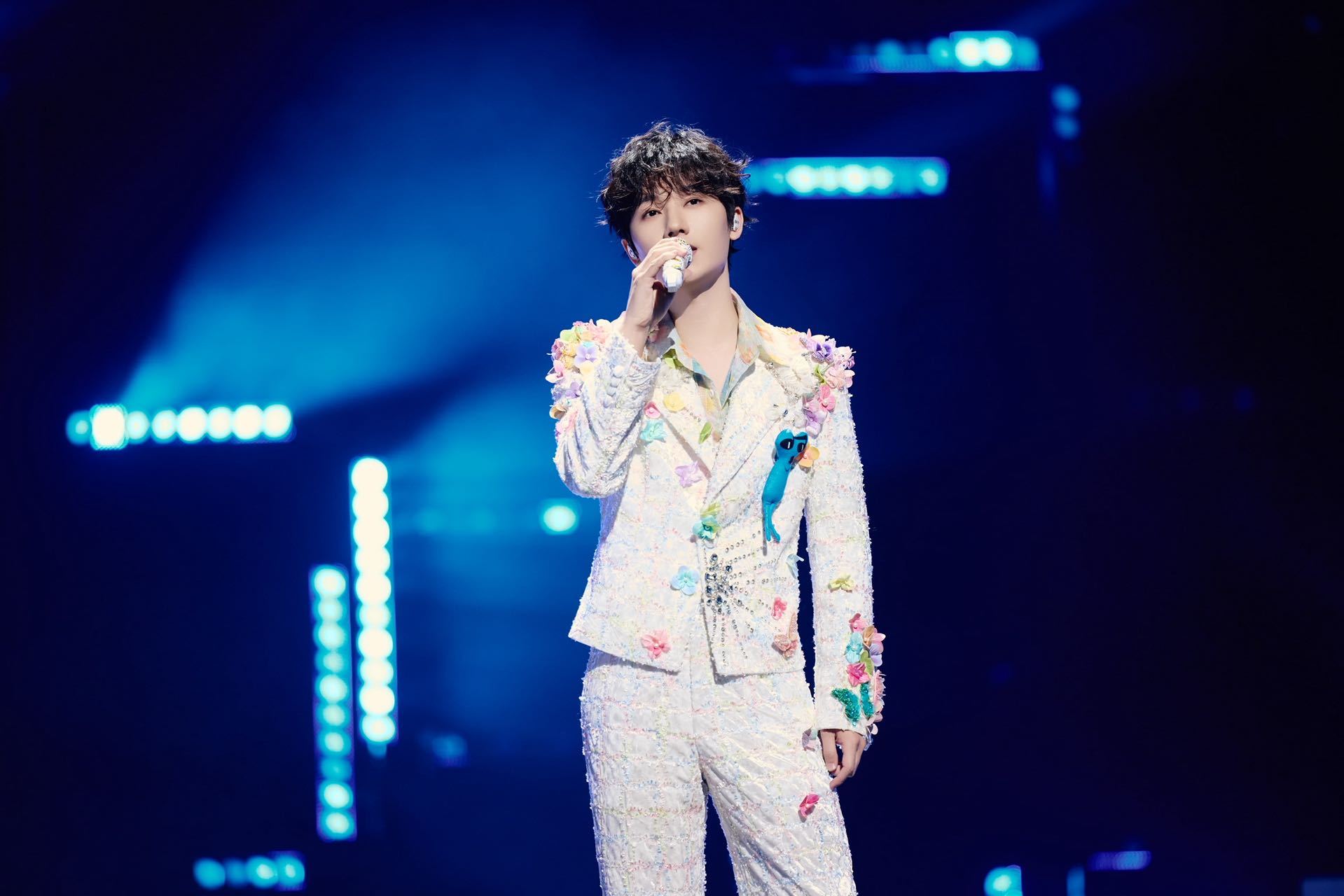 本来想认真听歌，结果被敦敦这彩色翅膀笑到头掉！又土又潮又可爱是怎么回事？蒋敦豪葬