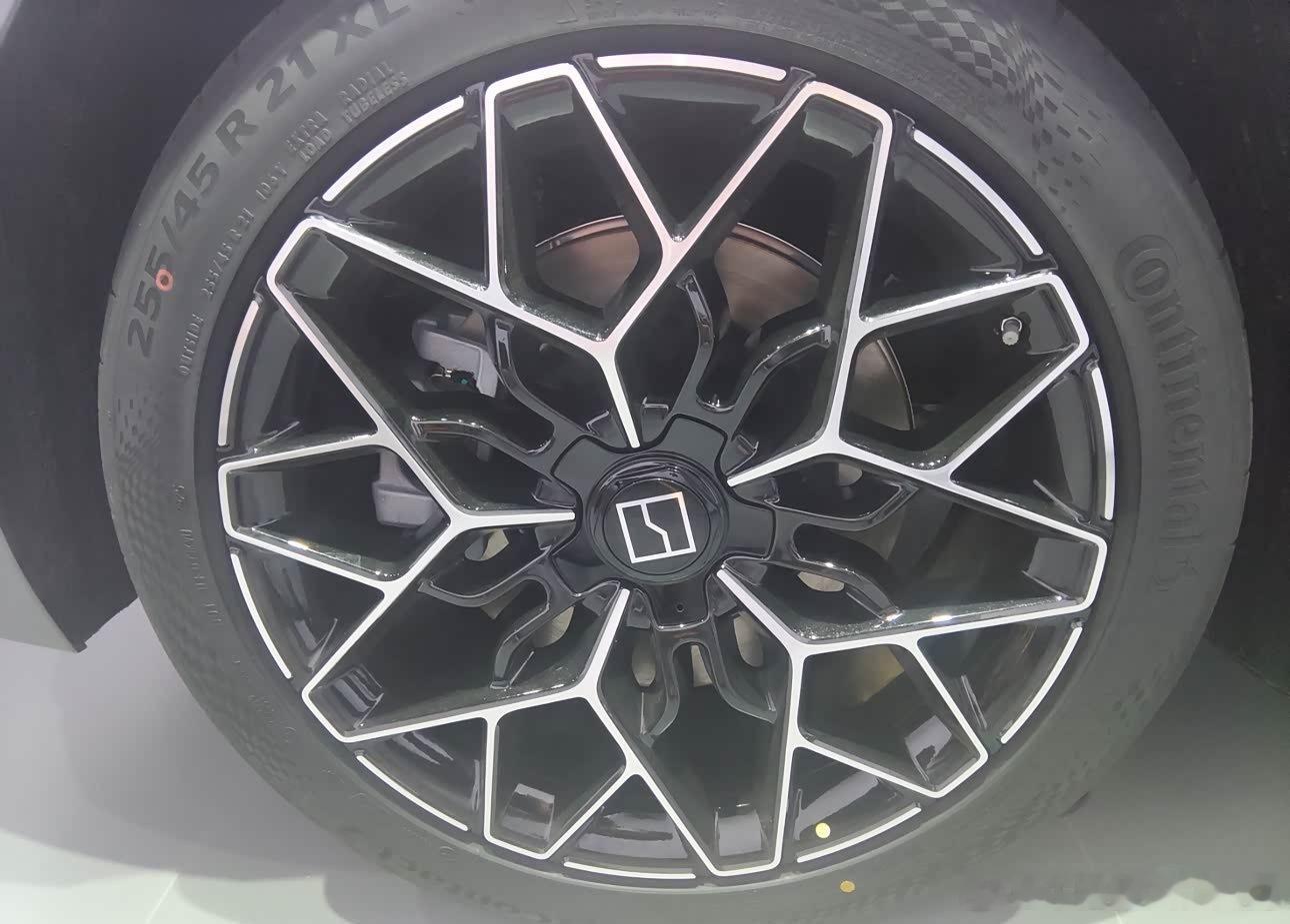 有一说一这次焕新版001的用料是真扎实，摸着手感好，设计也偏向驾驶者，整体氛围又