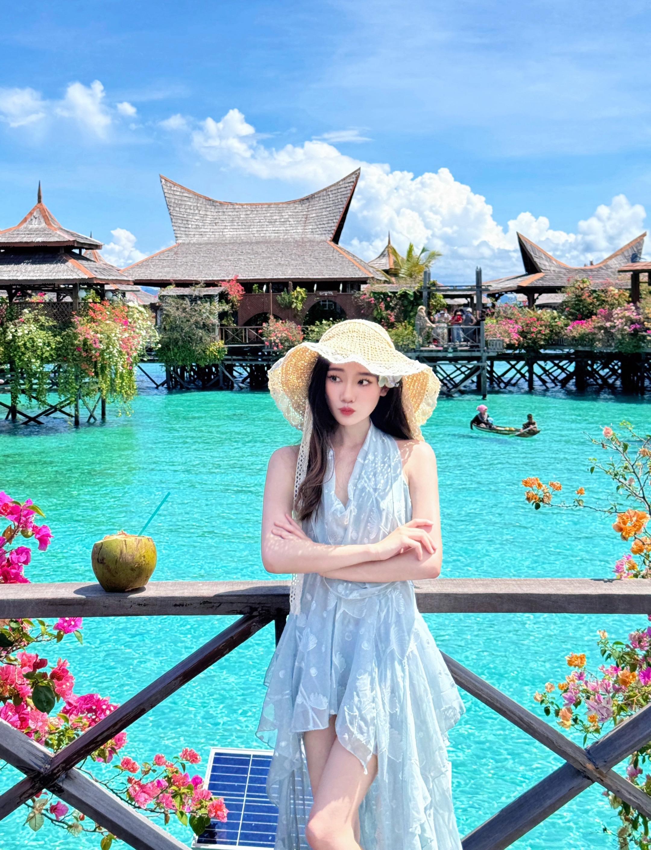 透明玻璃海和布满鲜花的水屋💐 太美惹～