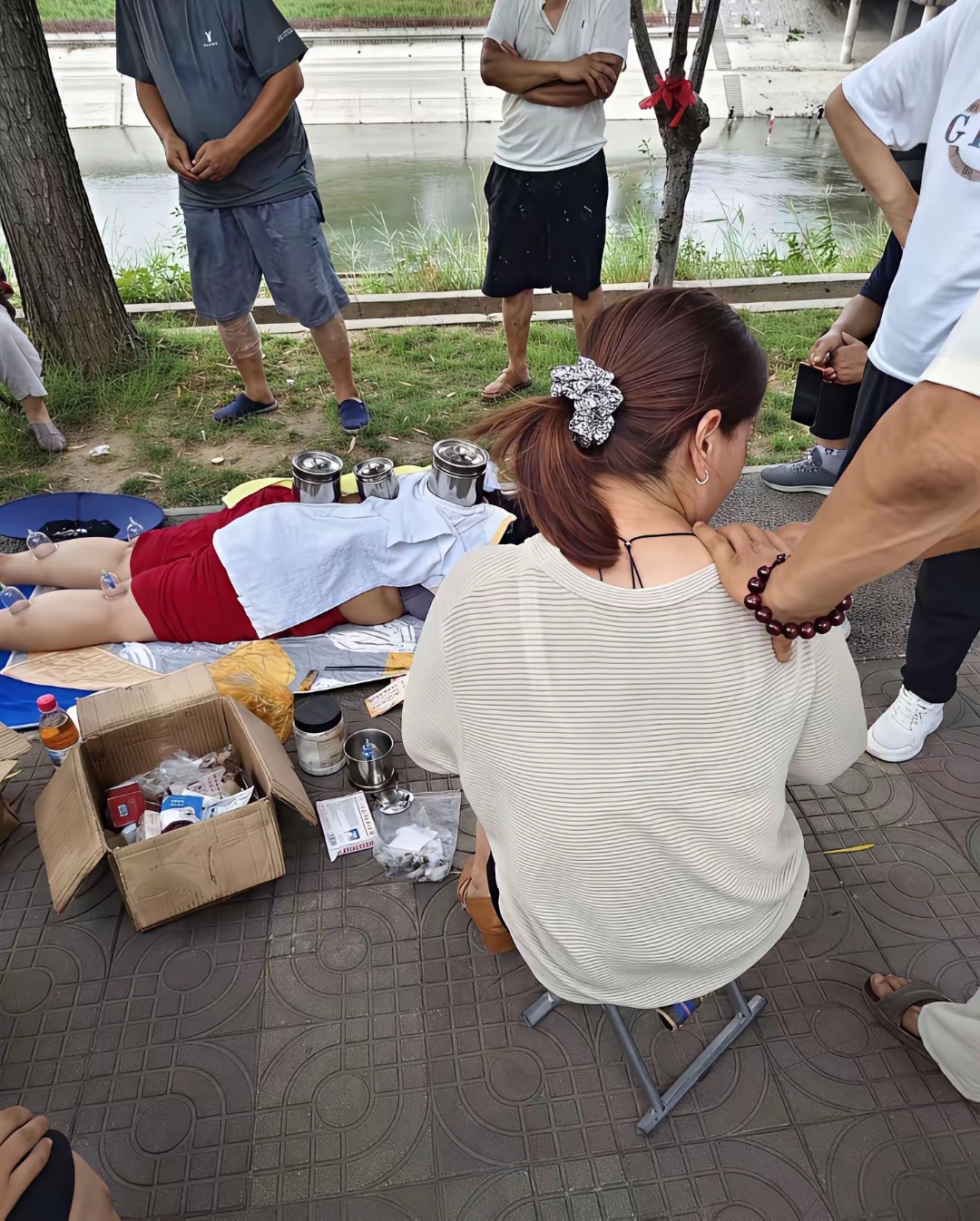 今年的生意应该不好做，发现好多开实体店的小老板都出来摆摊了！ 