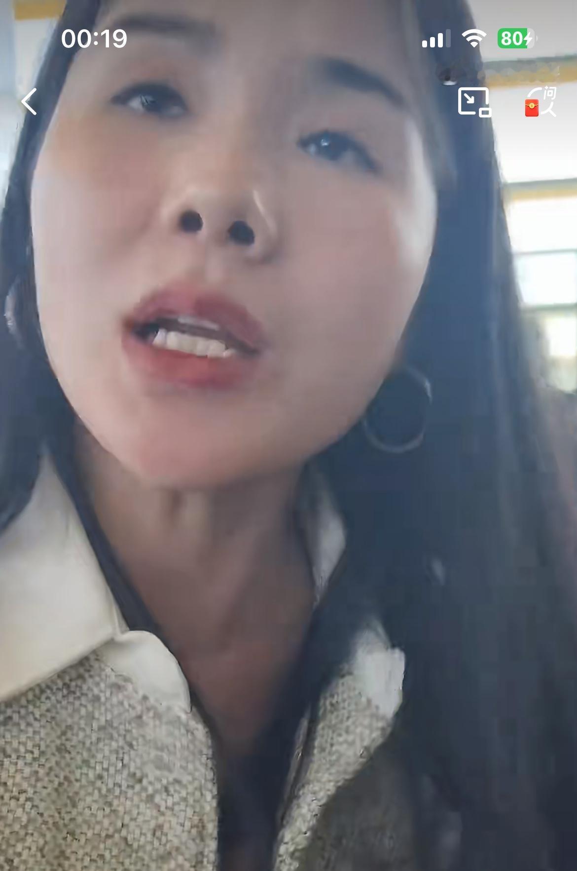 男子阻止插队，被这一家三口围攻，却没有任何一个人以及工作人员帮他说一句公道话，他