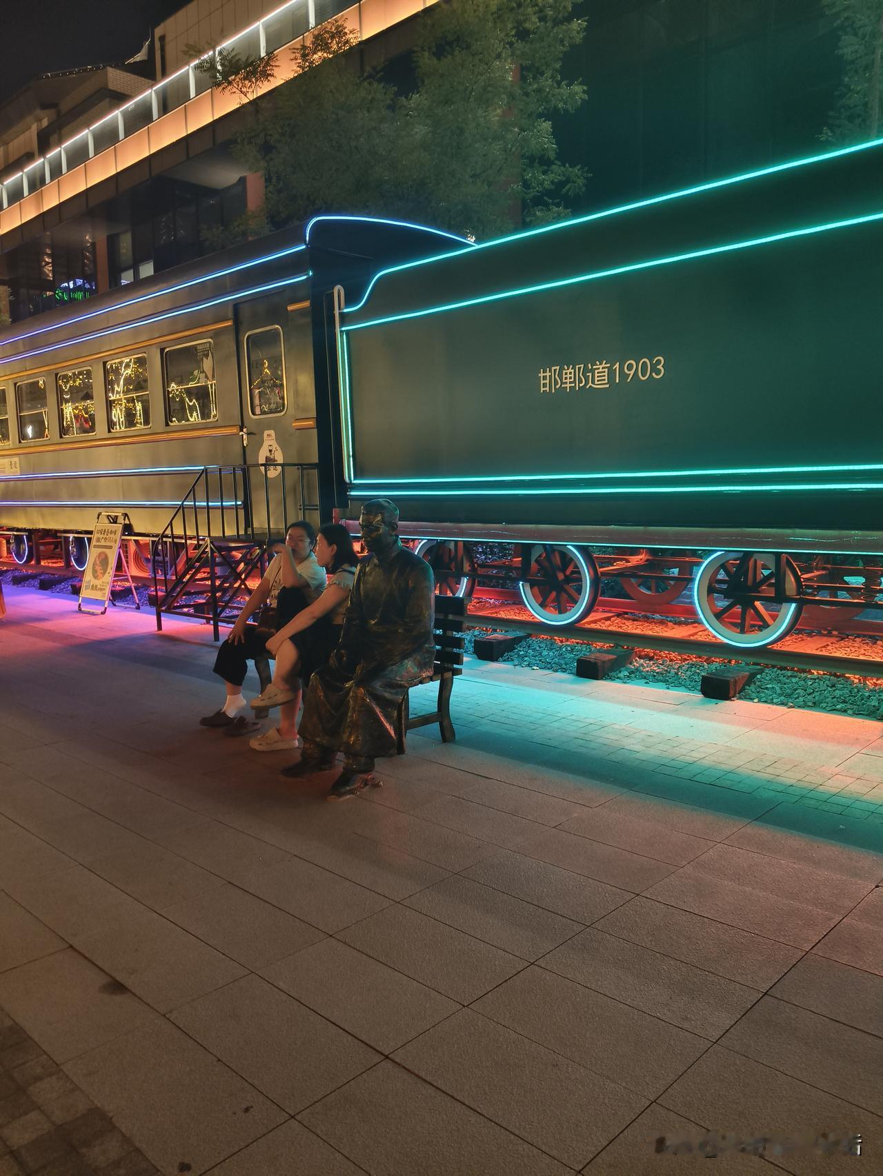夜晚的复古火车，怀旧与现代交融的魅力。复古绿皮车厢 复古火车打卡地 打卡复古小火