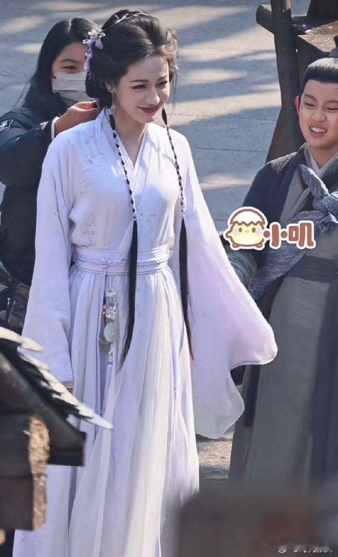 迪丽热巴《慕胥辞》新造型路透，她是真的没有明星包袱，和小朋友都玩得很开心 