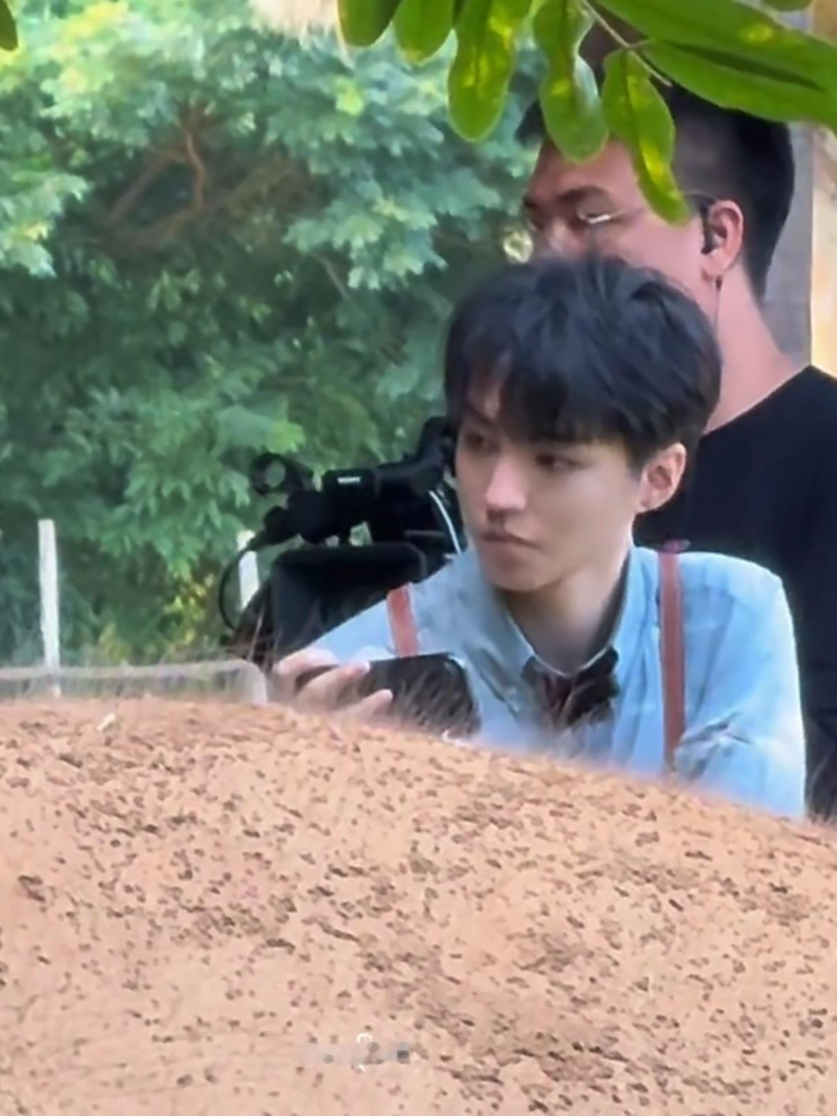 从小到大这种杵着肩膀（？）的姿势真是一点没变，感觉能从练习室or小黑屋里截出百十