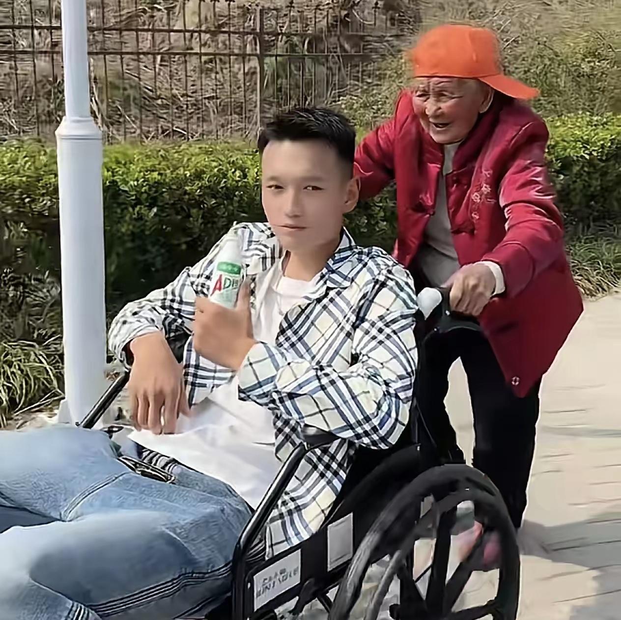 今天带奶奶逛公园，刚进门就上演魔幻场景——我往儿童推车里一坐，叼着AD钙奶东张西