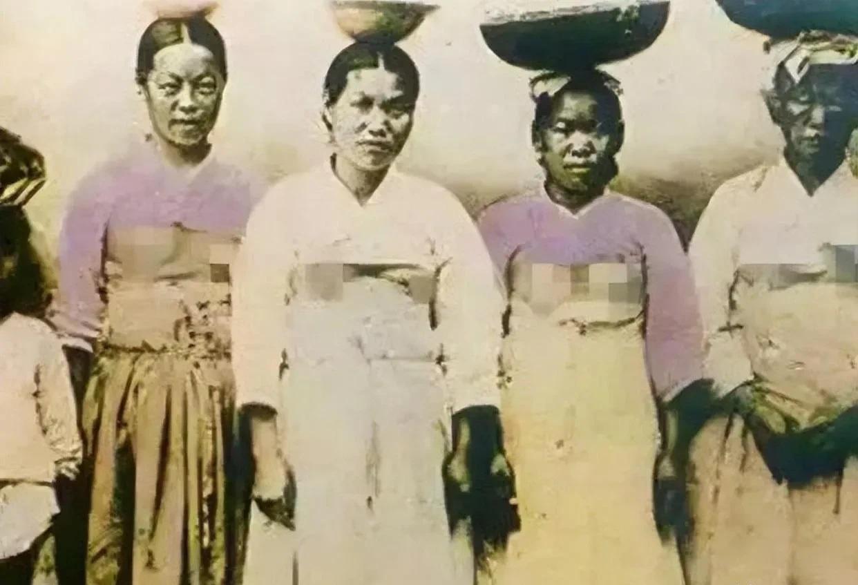 那时候朝鲜女人干农活、背水、带孩子，长衣服绊脚，省下一尺布能多做条裤子。
没人天
