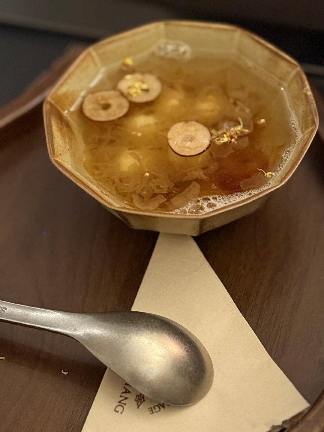 下大雨，午休的时候懒得回酒店，就去楼下的按摩店做了个足底按摩，躺倒睡了一会儿。结