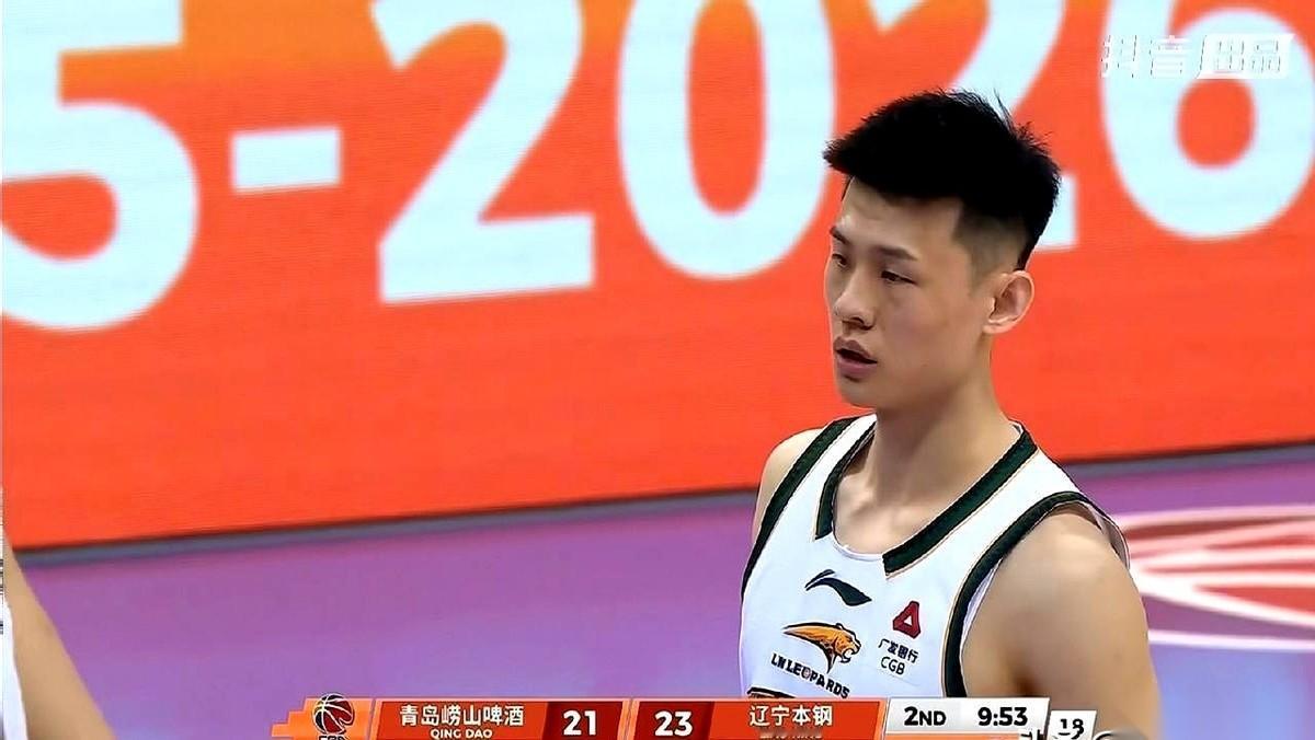 王岚嵚这7分钟，打得真不像个替补。
上来就接球，防守人一步贴到脸上，呼吸都快喷过