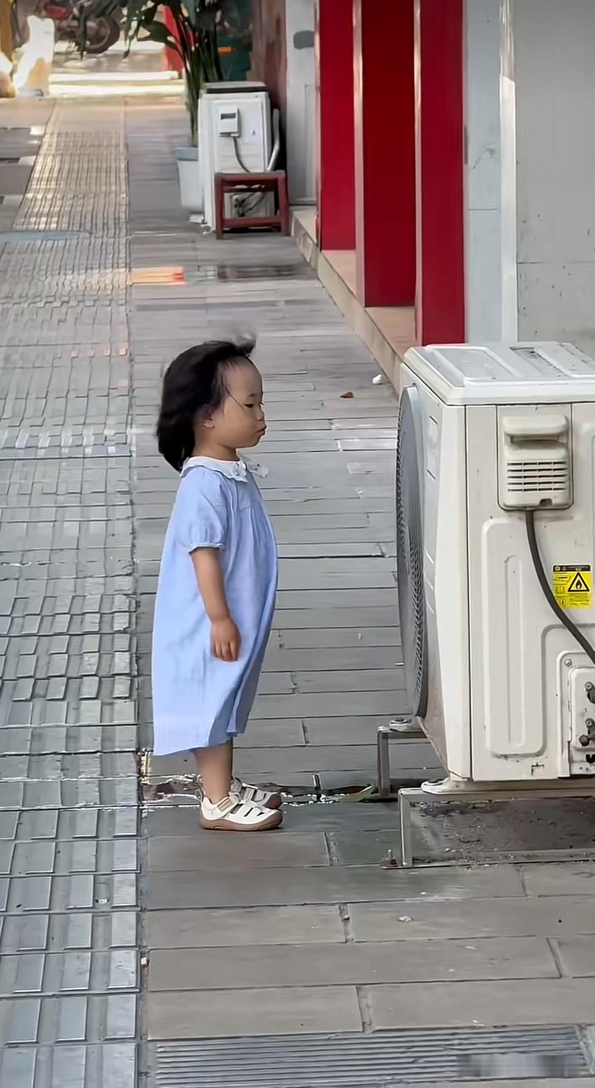 小姑娘认为：
只觉有风，就凉快。

面对如此恶劣的环境，她都能坦然面对。

不得