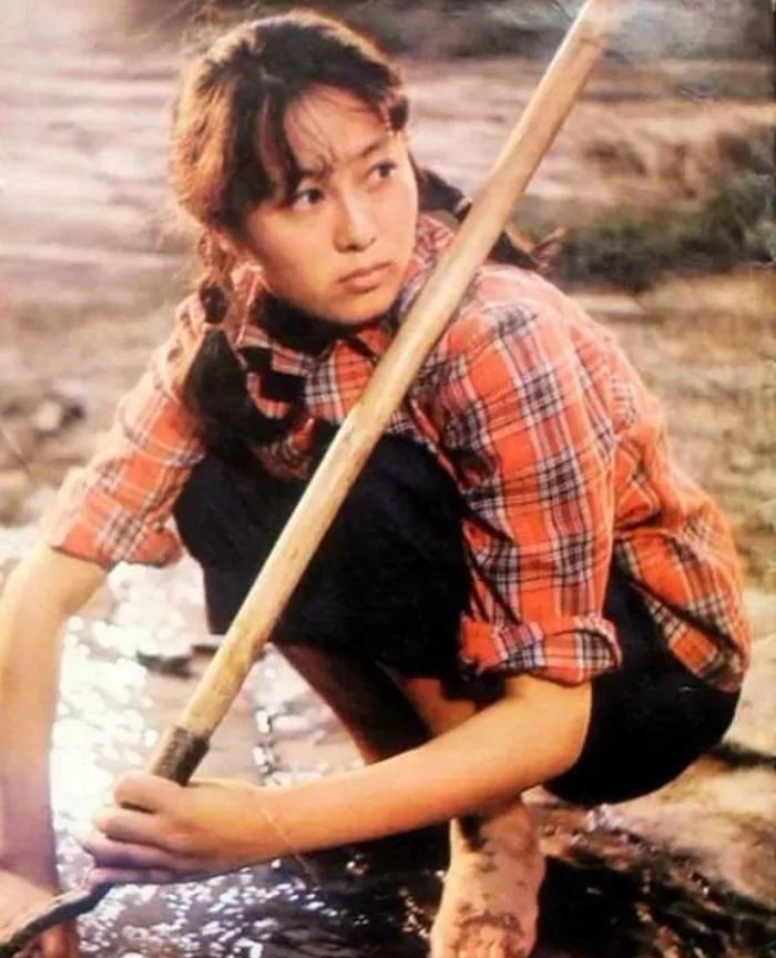 其实吴玉芳当初不是刘巧珍的人选，就在她试镜女二号黄亚萍被淘汰要离开时， 一个人的