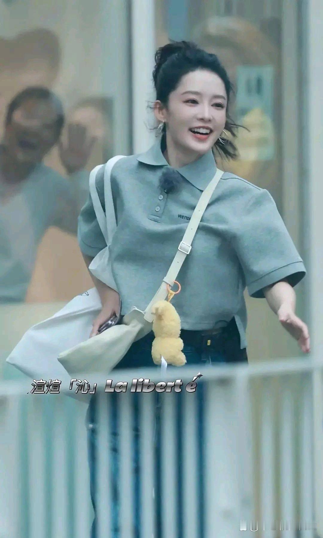 李沁也太豪迈了！和想象中完全不同，本以为是高冷美女，没想到这么反差萌～ ​​​