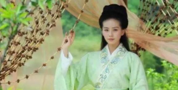 古代，有个光棍，他喜欢邻居寡妇。有天，寡妇牵一头公驴回来拉磨，光棍就把自家的母驴