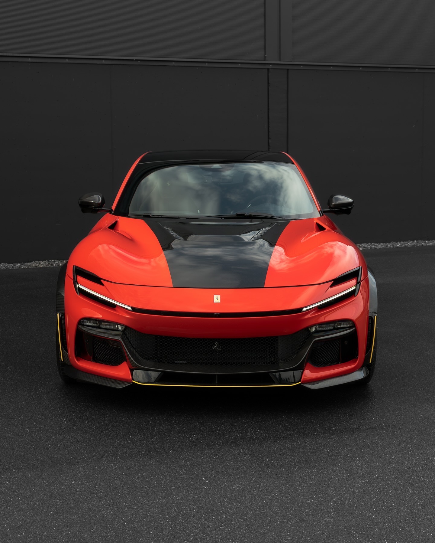 Ferrari Purosangue Esteso 红色车身配黄色涂装•••..