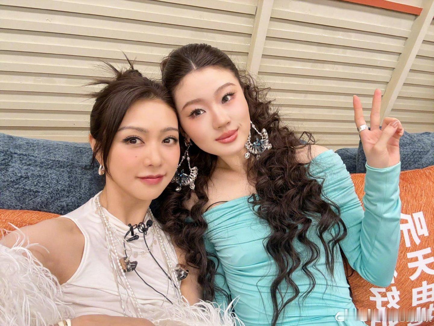 薛凯琪单依纯候场大片 薛凯琪和单依纯的合照来啦！大片既视感，美貌值爆表，简直是视