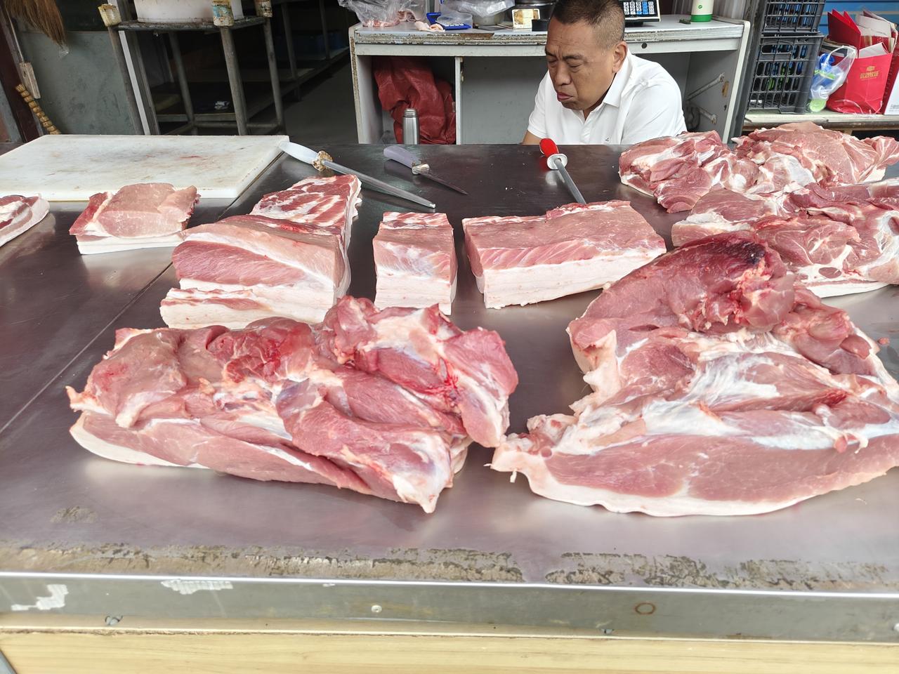 瞧一瞧，这么新鲜的五花肉，在运城盐湖西街才卖8至8.5元一斤，排骨和里脊肉卖的是