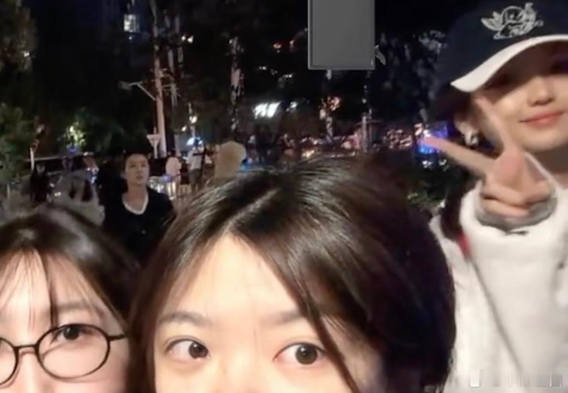 素颜遛狗被偶遇，又高又瘦，还主动比耶，这路人缘真不是白来的。 孙千闯入镜头并比了