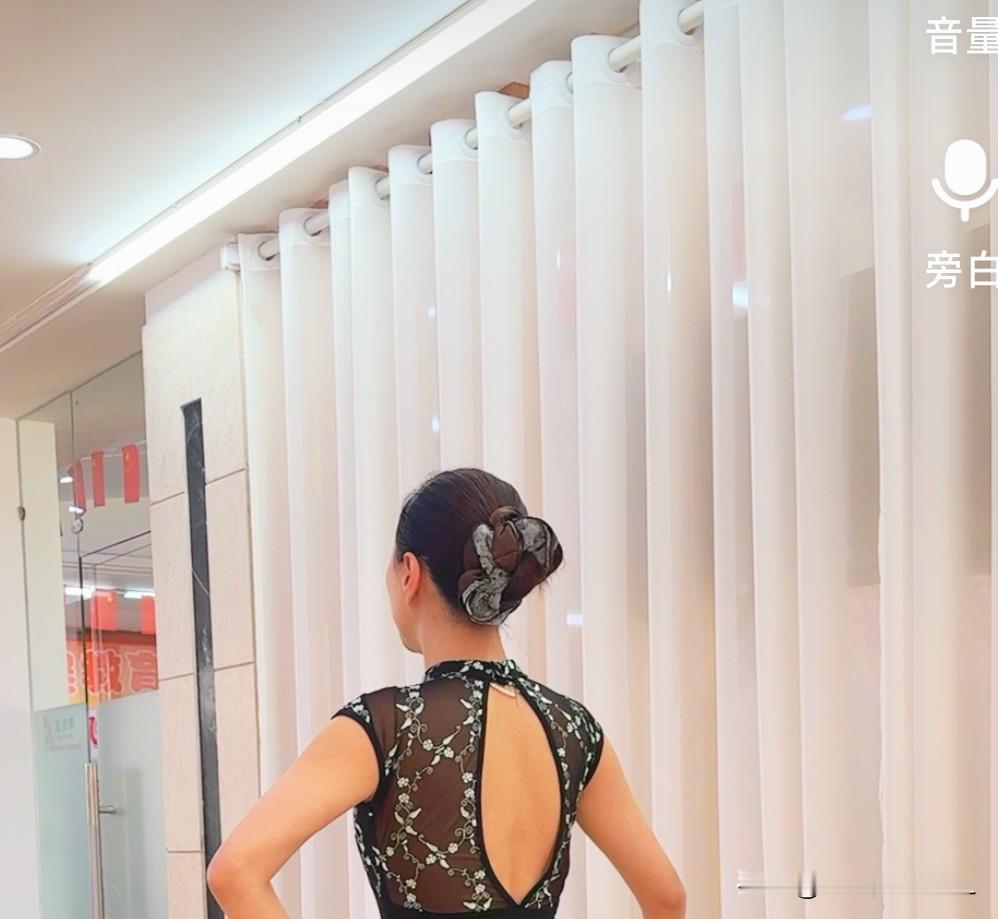 女人上了年纪，别轻易剪短发。
我身边的很多长辈，包括邻居，没几个留长发的。

我