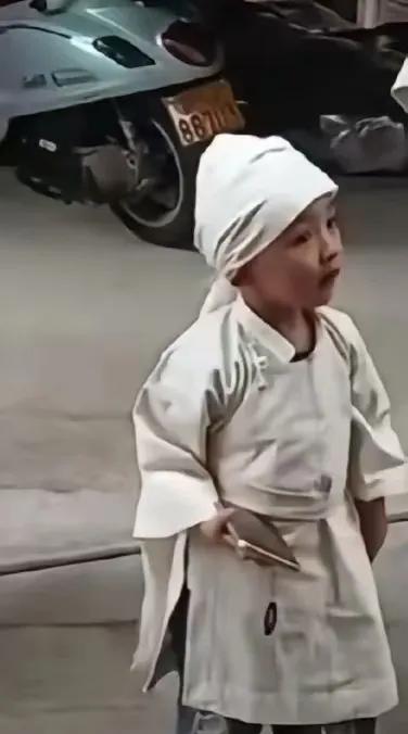 妈妈因病去世，三岁的儿子还不知道死亡的意义。以前邻居的儿媳妇喝农药死了，家里在办
