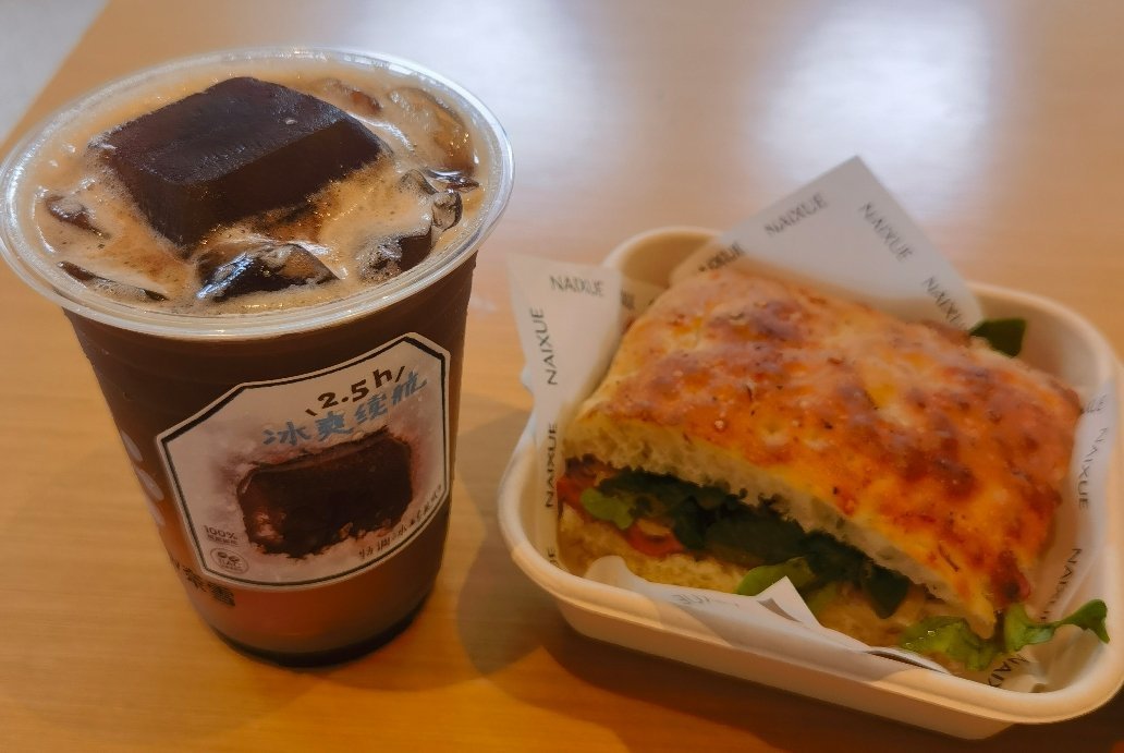 酸菜牛肉佛卡夏还行，黄皮蜜桃冰砖美式不错