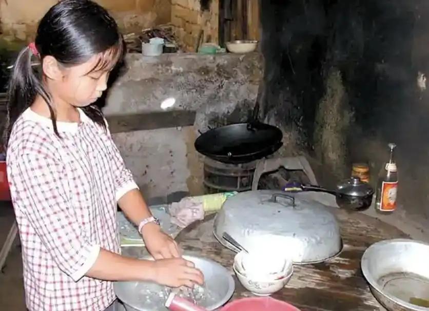 1993年，新婚之夜，瘫痪的新娘被丈夫小心抱上炕，她含泪道：“我这身子，恐怕没法