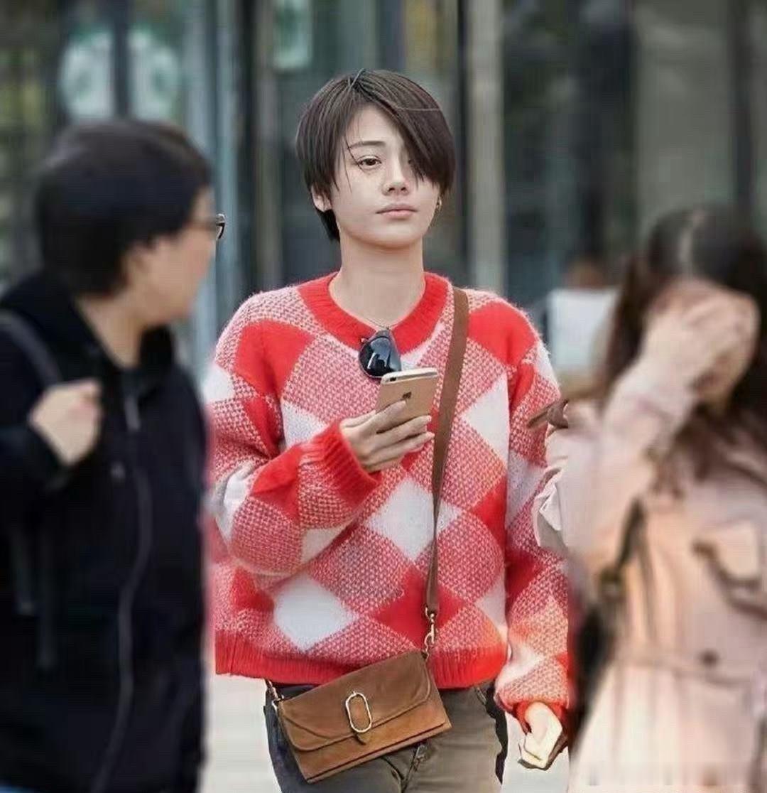 马思纯真的是太勇了，很少有年轻的女明星尝试这么短的发型 