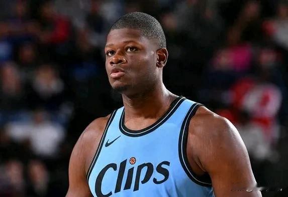 山西汾酒男篮永远不缺轰动新闻，前NBA大中锋班巴无限接近合同。
有媒体人爆料，山
