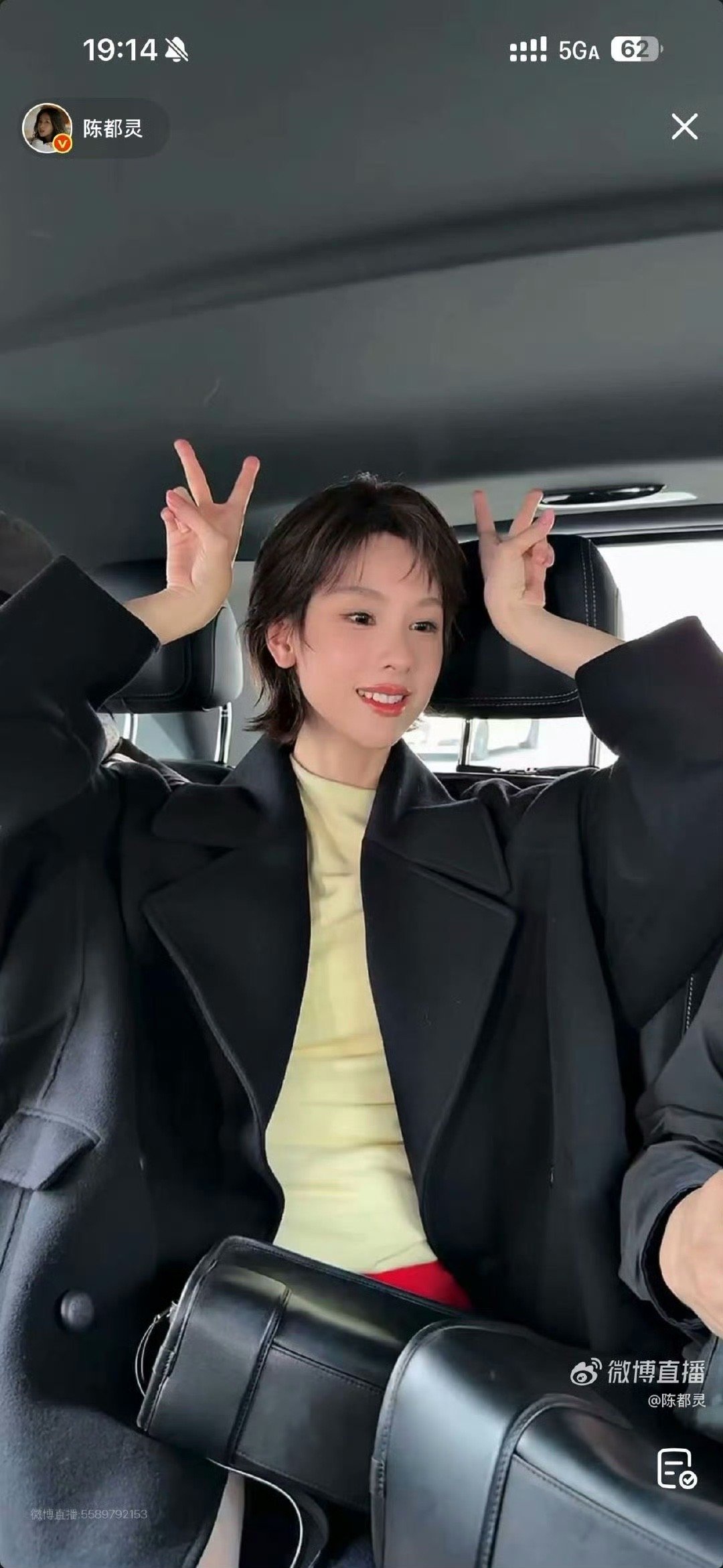 短发的陈都灵 陈都灵蓬松短发衬得五官更精致，日系清新感拉满，可盐可甜超可爱！ 