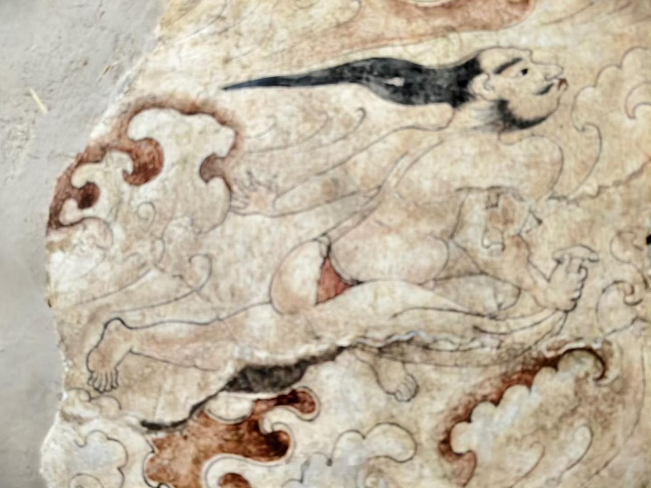 在永乐宫壁画展看到的北朝墓中壮士穿红色三角裤的画面。西汉时期的犊鼻裈是目前有明确