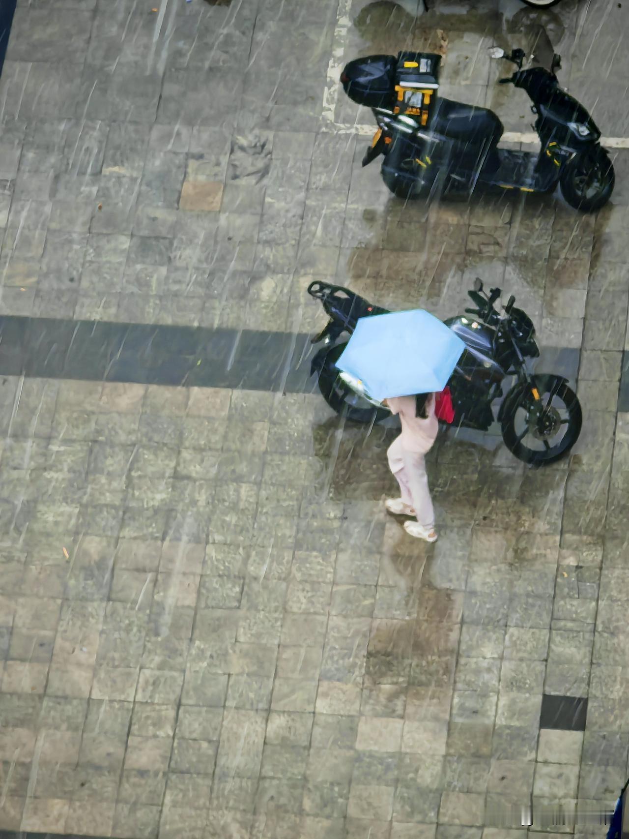 重庆的天气预报是真不准呀，今天发了高温预警，就是没预测到会下雨，北碚已经下了十几