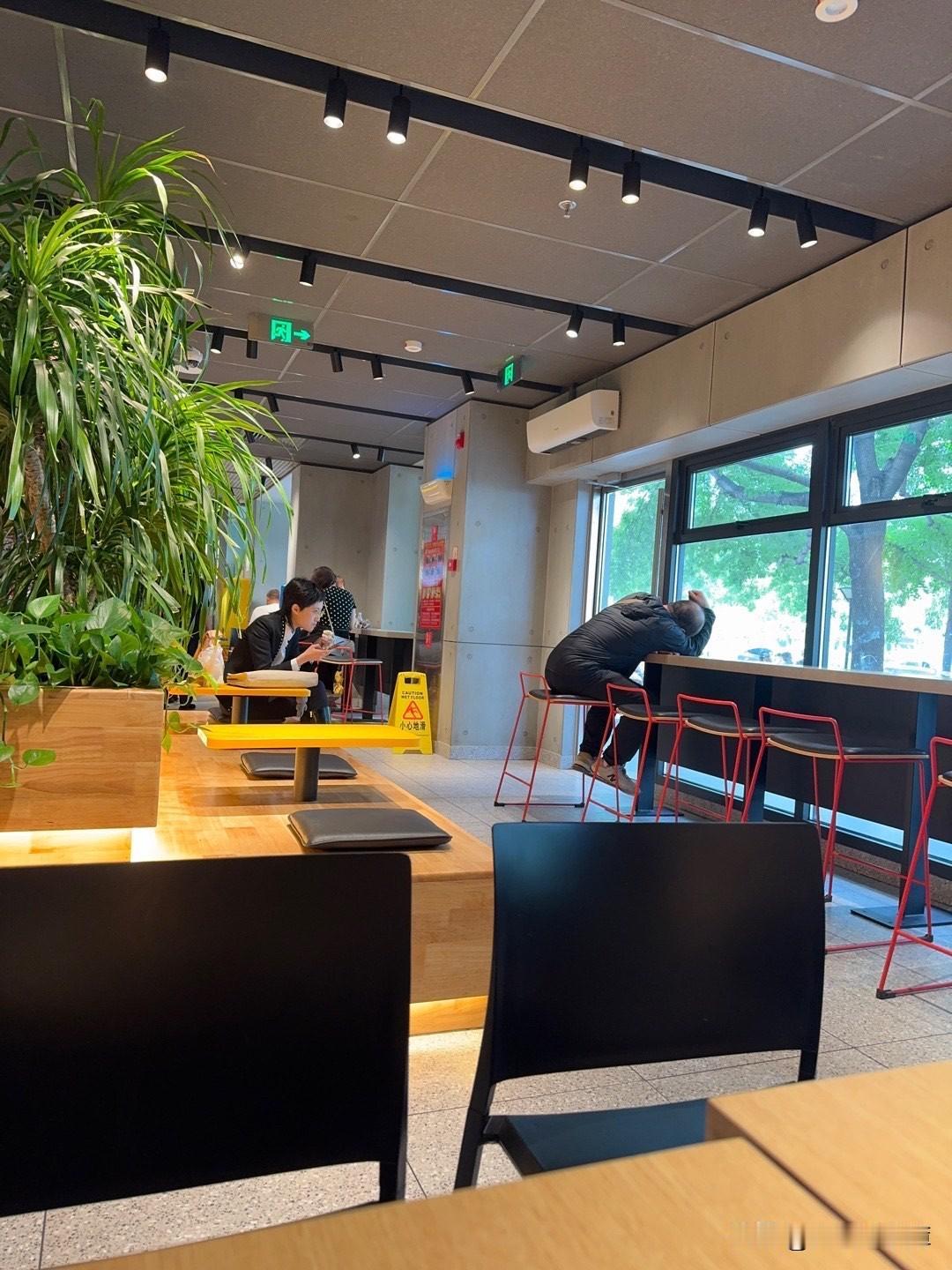 早餐吃的麦当劳。这个时间段是上午十点。
早上出门早，没有吃早饭。
小孩说：我饿了