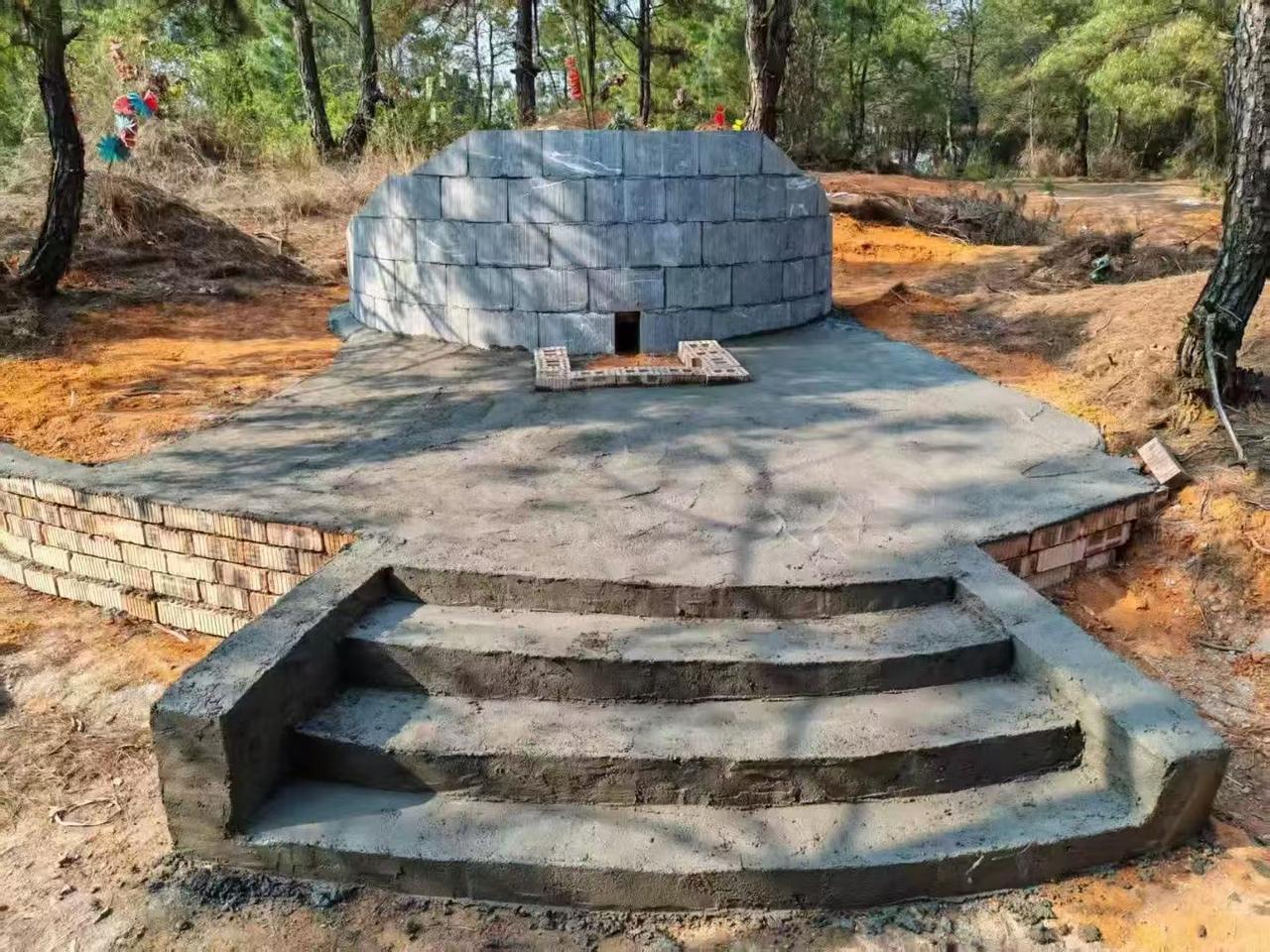 塞鸿秋·清明忆父
坟前未语先垂泪，
痛如刀绞人憔悴。
昔年顶雨遮风背，
今朝黄土