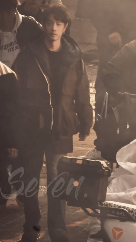 剧方多次强调肖战是“刘铮亮不二人选”，因其气质高度契合角色内核，且是剧组首位签约