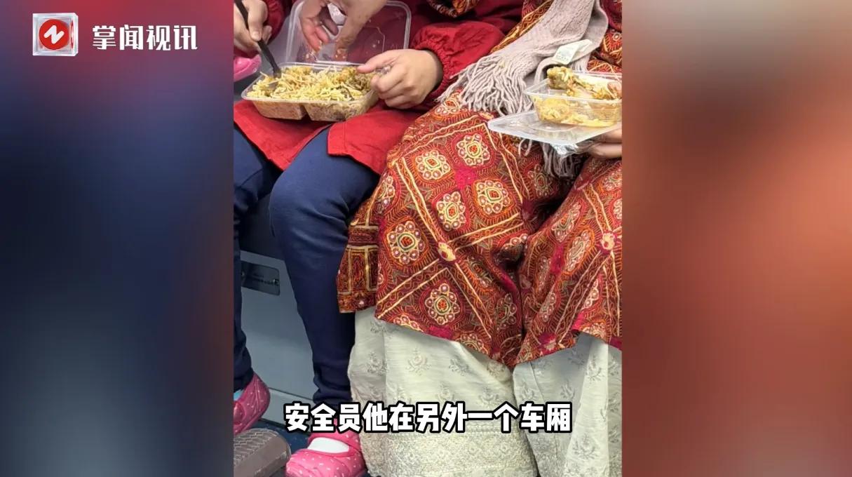 近日，广东深圳，两位印度人在地铁上趁着巡查员不在时，竟掏出了两份手抓饭，然后在地