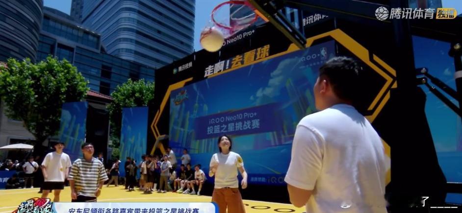 李斯丹妮安东尼PK投篮 总决赛G1派对现场，安东尼与李斯丹妮同框投篮，气氛超热烈