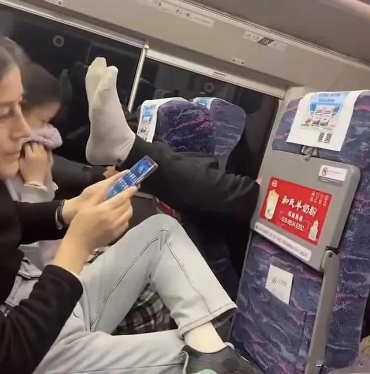 大姐高铁霸道不让调座并脱鞋熏人，下一秒，男子‘臭脚回敬’！让她当场破防！

广西