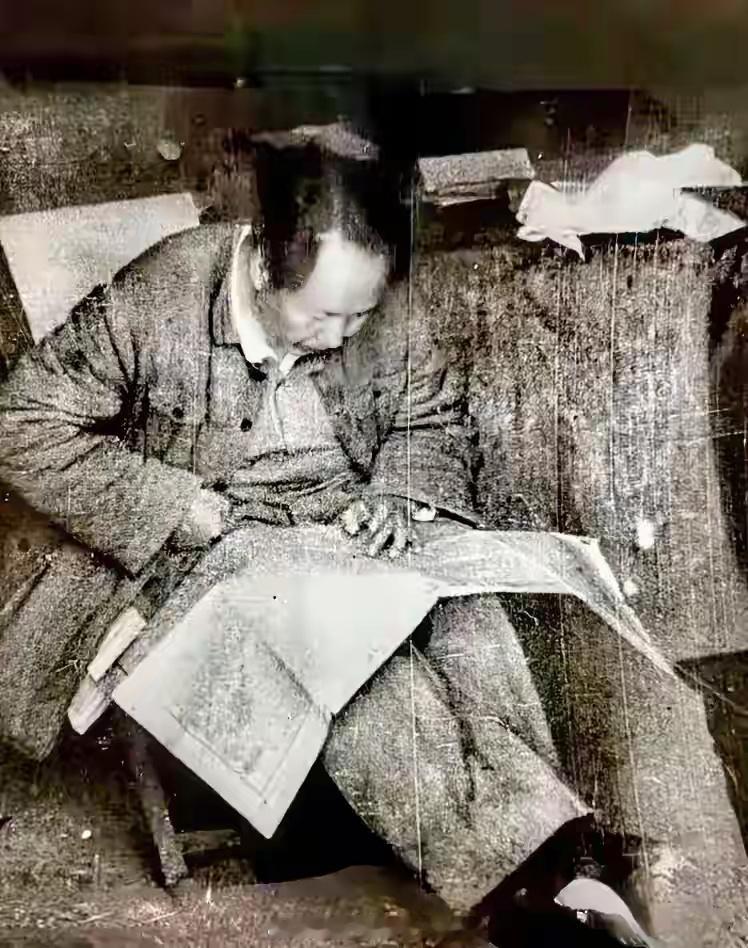 看到这张照片，瞬间泪目[泪][泪][泪]寒冷的冬天，主席身着破旧不堪的衣裤，将地