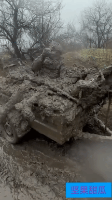俄媒展示乌克兰南部战场，冬雪融化了，黑土地变得松软，农田土路在坦克装甲车碾压下变