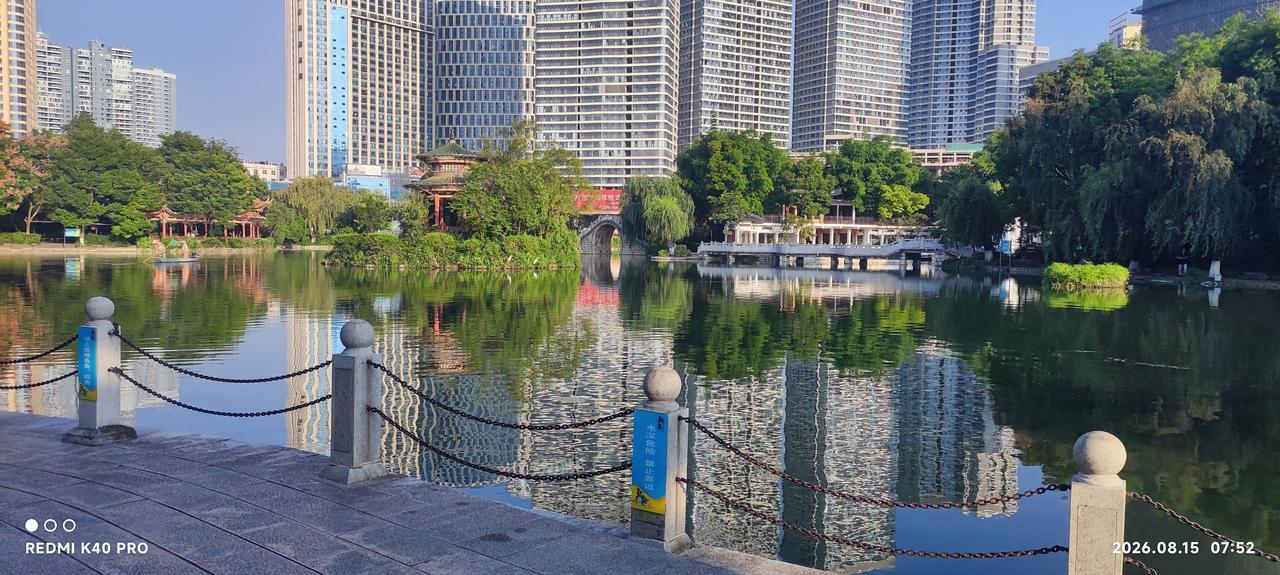 珠江园湖景
珠江园内湖水澄，
高楼绿树映波明。
古亭小桥增雅趣，
石栏铁链护安平