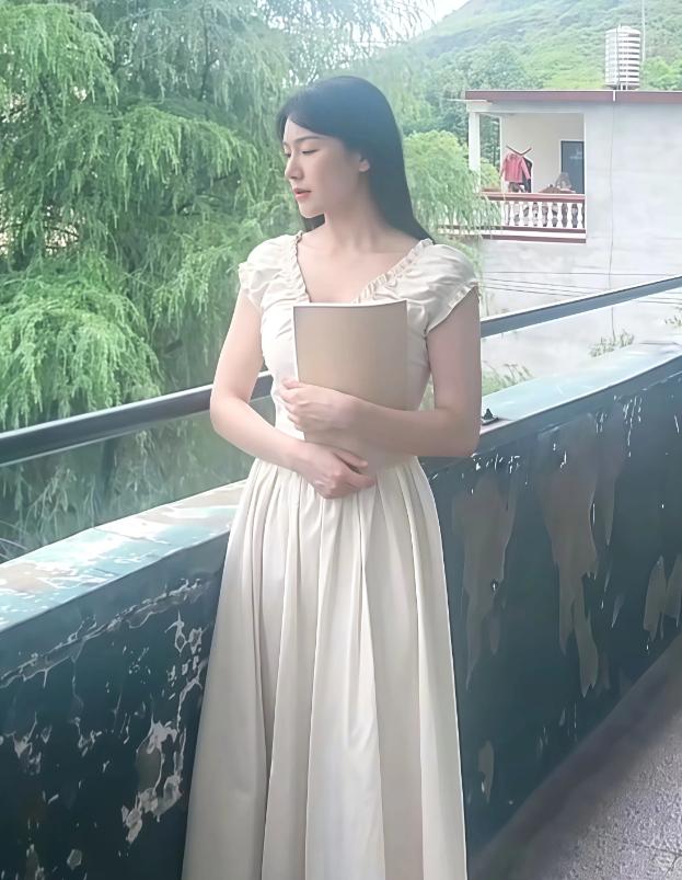 湖南音乐女老师廖女士，回应了在学校跳舞拍视频：我一般都是放学了以后，让同事帮我拍
