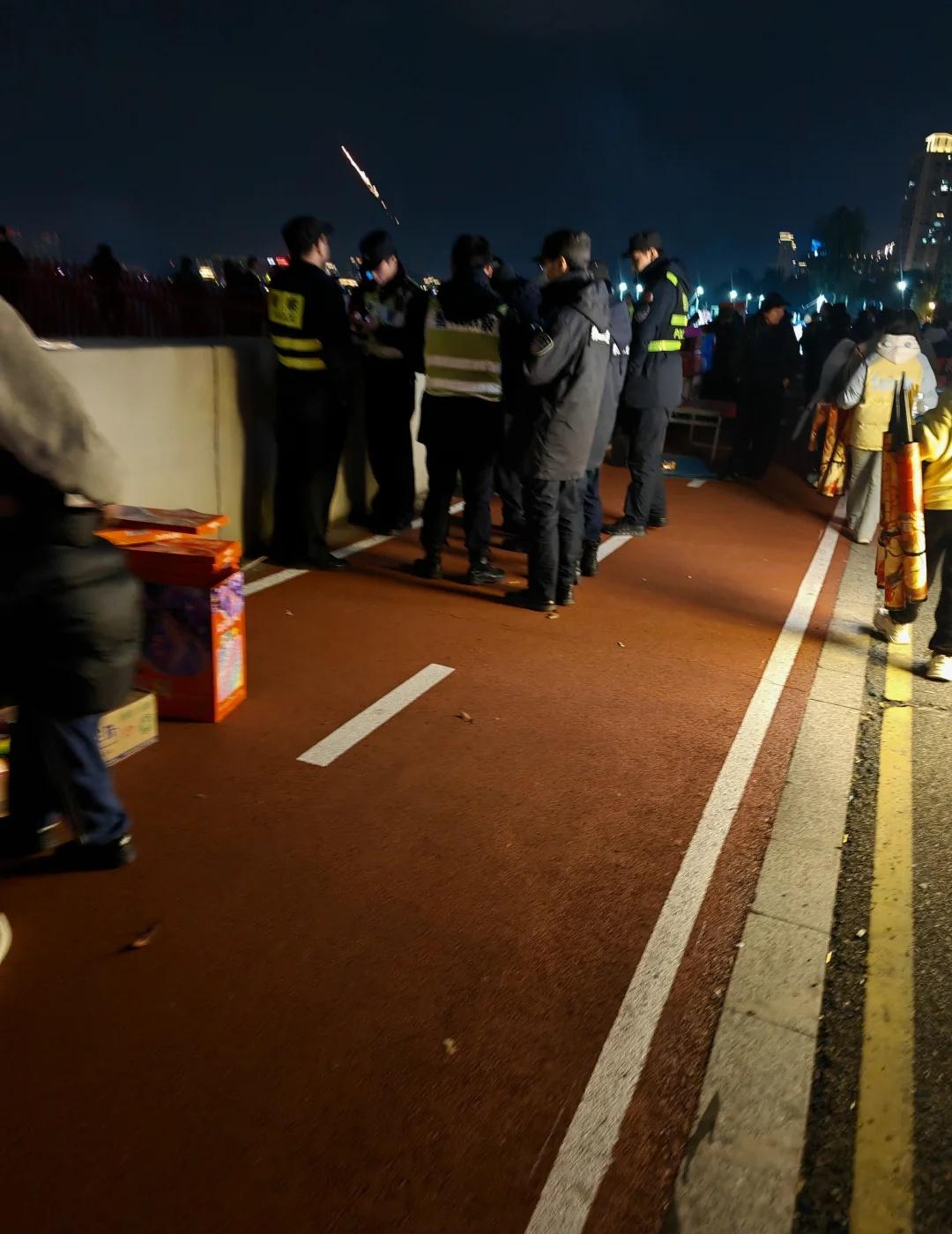 烟花夜今年又没戏了😂
温州瓯北码头放烟花