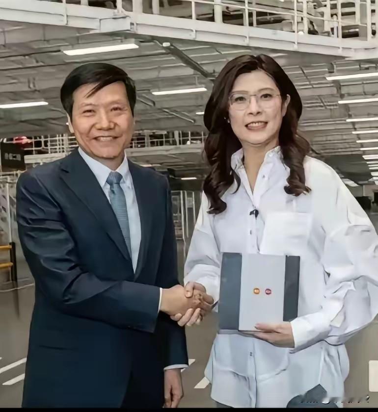 军儿穿内增高都还被身高178的郑丽文给狠狠“碾压”了，这简直让人对雷军宣称的18