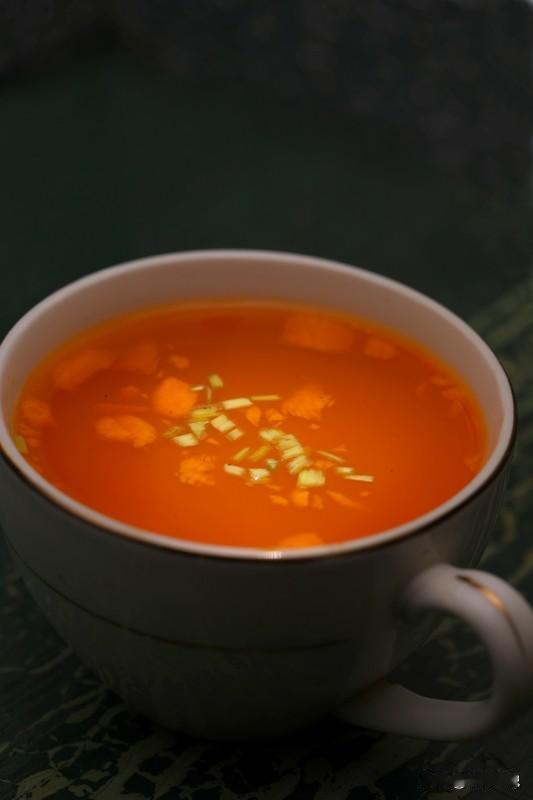 如果您遇到些小不适，
这些家常方法或许能帮到您：
手麻了，试试握拳再伸展；
有口